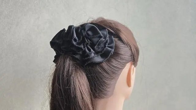 ayane_accessory's tweet photo. サイドフリンジリボンの大人かわいいデザイン  
ヘアアクセサリー ペルメットリボン (ドレスアップver.) ポニーフック仕立て
販売中です୨୧⑅*
 #minne 
https://t.co/8fiPWDpigB https://t.co/OuqLTf2Asj