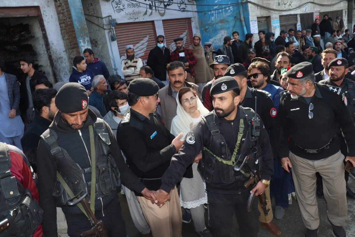 اگرچہ پی ٹی آئی کا سوشل میڈیا بھرپور طاقت کے ساتھ اپنا بیانیہ سوشل میڈیا کے ذریعہ عوام کے سامنے رکھتا ہے لیکن والئی سوات کی بیٹی کی ایک تصویر وائرل ہو گئی ہے جس میں پولیس انہیں وزیر اعلٰی سے ملنے سے روک رہی ہے ۔ اس تصویر نے وزیر اعلٰی سہیل آفریدی کی دردمندی آشکارا کر دی ہے