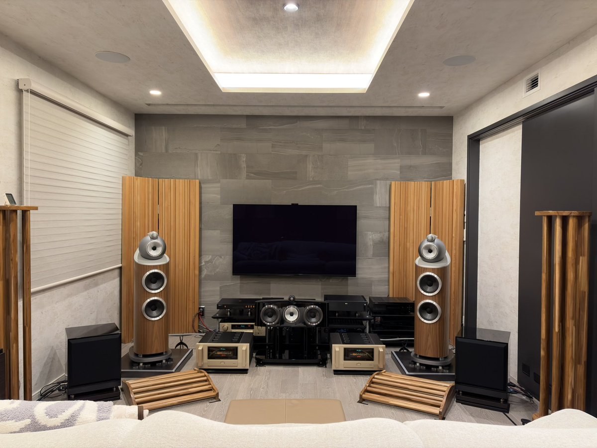 Laufey2012's tweet photo. 久しぶりのオーディオ製品購入。
SWをステレオ再生に活用したくて前に2個置いてたけどDB2DとDB3DだったのでDB2Dを泣く泣く追加購入。
結果的に7.3.6chになりdirac liveも再設定！ https://t.co/Kq7aD9Yc3g