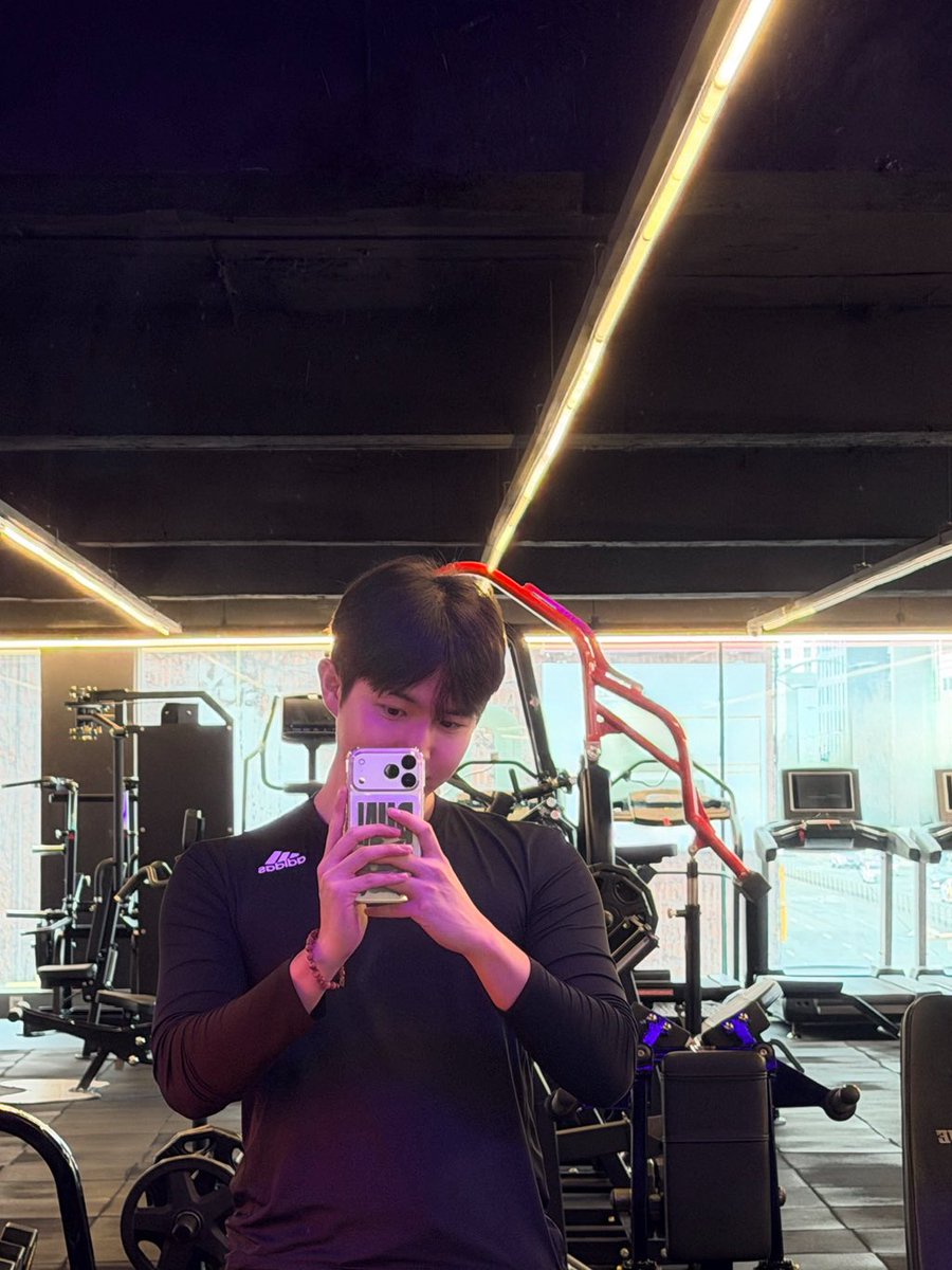 อวดว่าอยู่ยิม ❌❌
อวดไอโฟนใหม่ ✅✅✅✅✅