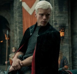 Siempre quedo enamorada de un Targaryen aunque sea un completo psicopata, maldita sea  #AKnightOfTheSevenKingdoms