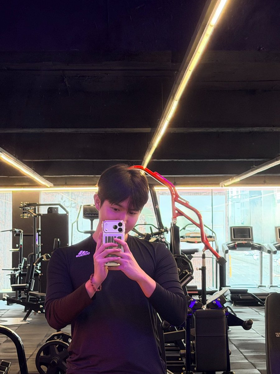 월요일부터 열심히 운동하네 역시 성실! 하면 재환이지 화이팅이야 너무 무리하지는 말고~
#김재환 #KIMJAEHWAN