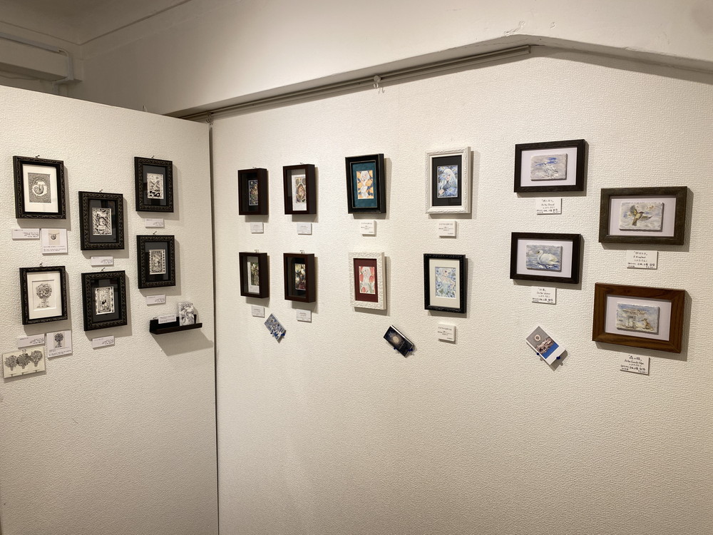 ギャラリー第２では、枯葉庭園さん企画の『額装ATCの世界展』が本日から始まりました。

会期：2026年1月26日(月)～1月31日(土)
営業時間：12:00～18:30
会場：ギャラリー第２

参加作家