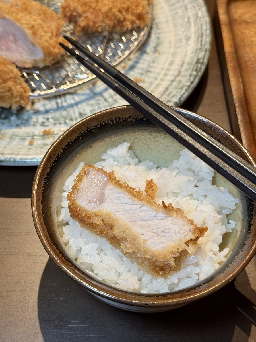 kinwithamy's tweet photo. เพิ่งเคยลองทานทงคัตสึร้านนี้ เค้าว่าเป็นร้านดังจากญี่ปุ่น เซ็ทราคาเริ่มต้นที่ 320บาทเอง หมูเค้านุ่มมากทั้งสันนอก สันในเลย ทงคัตสึกรอบไม่อมน้ำมัน จิ้มกับเกลือก็อร่อยแล้วค่ะ https://t.co/XJgBk0nQP9