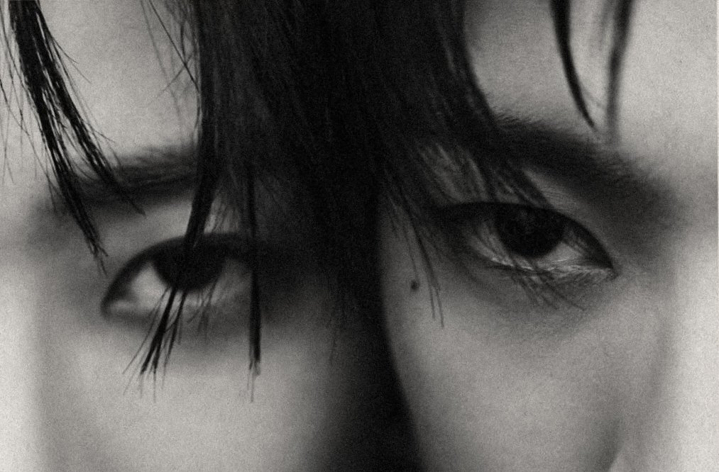 เป็นเด็กฝึกด้วยกัน             เดบิวต์วงเดียวกัน
เล่นซีรีส์เรื่องเดียวกัน        มียูนิตคู่ด้วยกัน