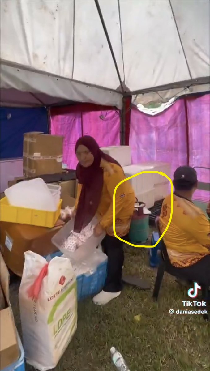 Narative8's tweet photo. Niase ni dah bukan dalam ketegori peniaga kecil kot. Bahan2 yang dia pakai semua premium, siap nak bukak restoran lagi.

Tapi..kenapa masih pakai tong gas bersubsidi? Tak ‘premium’ lah kalau mcm tu. https://t.co/BMxK6gSQiV