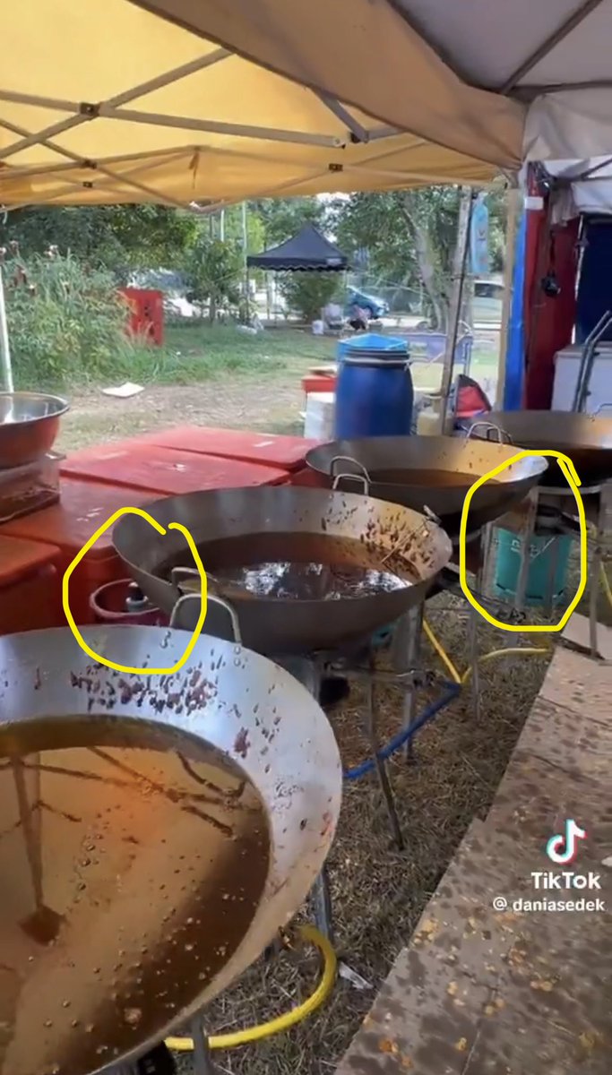 Narative8's tweet photo. Niase ni dah bukan dalam ketegori peniaga kecil kot. Bahan2 yang dia pakai semua premium, siap nak bukak restoran lagi.

Tapi..kenapa masih pakai tong gas bersubsidi? Tak ‘premium’ lah kalau mcm tu. https://t.co/BMxK6gSQiV