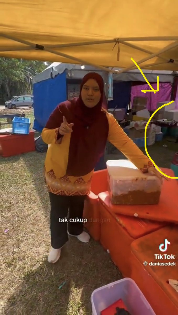 Narative8's tweet photo. Niase ni dah bukan dalam ketegori peniaga kecil kot. Bahan2 yang dia pakai semua premium, siap nak bukak restoran lagi.

Tapi..kenapa masih pakai tong gas bersubsidi? Tak ‘premium’ lah kalau mcm tu. https://t.co/BMxK6gSQiV
