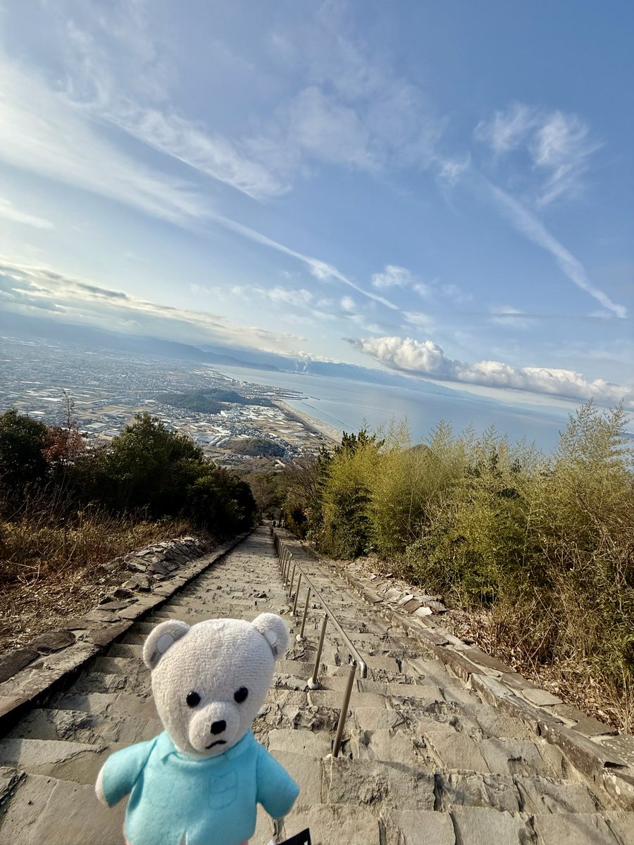 天空の鳥居『高屋神社』
瀬戸内の海と観音寺市内が一望出来て素晴らしかった
上に登ってくると本当に心が洗われる
とても気持ち良かった🩵
ここはパワースポットらしいです✨