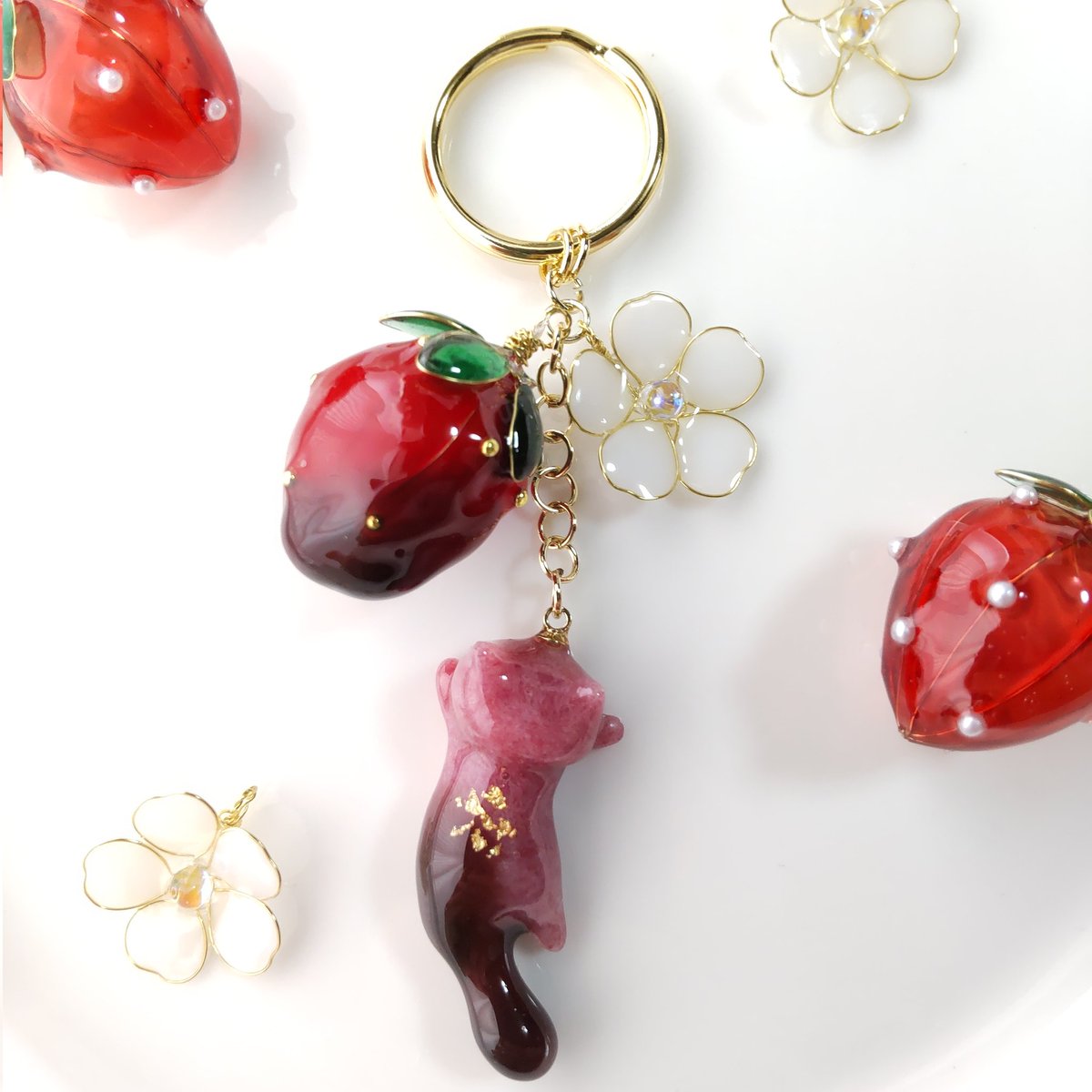 #重ね付けが正義の日
#365DIYtheme
苺にゃんこ🍓
初苺です⸜(◍´˘`◍)⸝✨
バレンタインが近いので苺チョコにしました❀

《minne》29日21時より発売です🍓
minne.com/@wizu-11