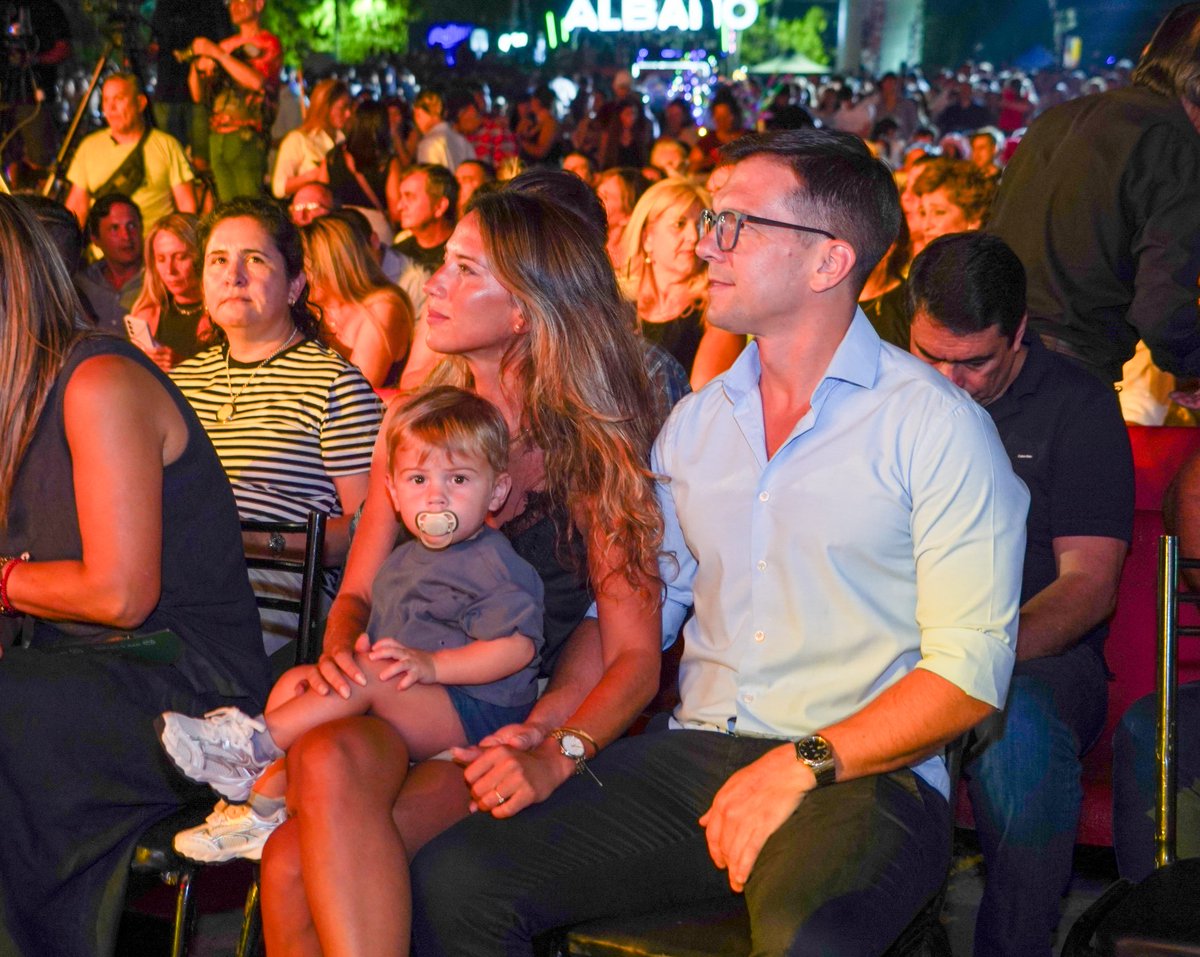 ¡El sapucay final resonó en el Anfiteatro Mario del Tránsito Cocomarola! 🪗✨

​Acompañamos al gobernador <a href="/JPValdesok/">Juan Pablo Valdés</a> y a la presidente del Instituto de Cultura, Lourdes Sanchez, en la última luna de la 35° Fiesta Nacional del Chamamé.