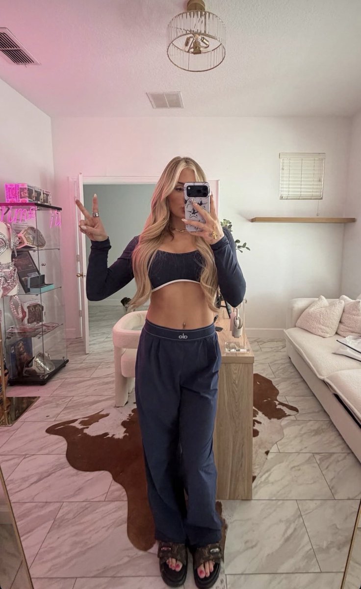 Resting rich face. 〢 NOT @tiffstrattonwwe tweet media