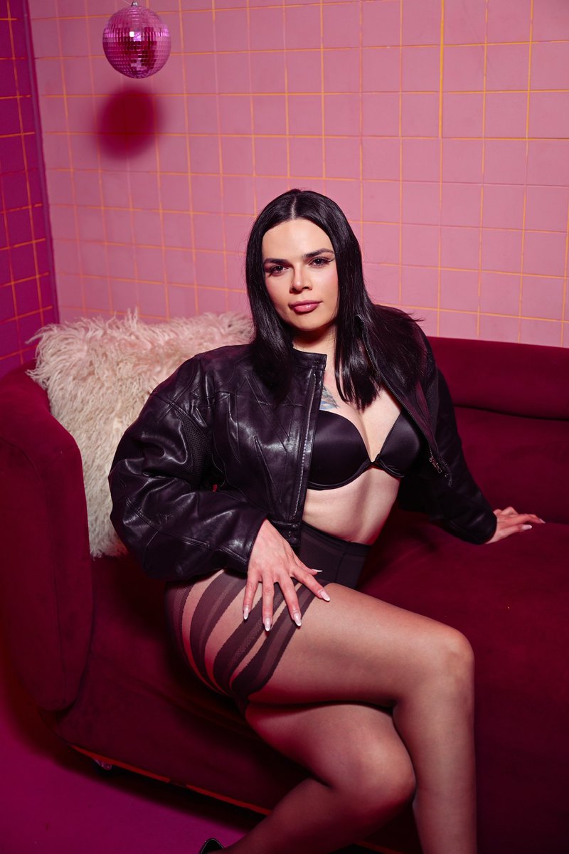 vmorettii's tweet photo. Thank you @Deezer @DeezerLatino for making me the cover of your editorial playlist #electrolatino 💜💖
with my new single StarStruck✨ 
Miaus! Vayan a seguir la playlist en Deezer! 💋

#electropop #dancemusic #transartist #deezer https://t.co/b418BD3LWz