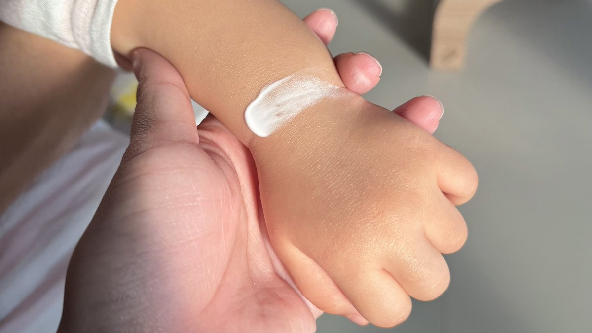 น่าจะเป็นสกินแคร์ที่ทุกคนมีเหมือนกัน เพราะเลื่อนผ่านในตต แทบจะทุกคนเลยที่มี ลาโรช Cicaplast Baume B5+  ในสิ่งที่ได้ไปต่อ2026 ส่วนนี่มีทุกจุดในบ้าน5555555 สารพัดประโยชน์ ทาผิวที่แห้งแดง ทาเข่าที่ด้านมีแผลเป็น ทาผิวให้ลูก คือใช้ได้ทุกวัยในบ้านเลย ดีมาก