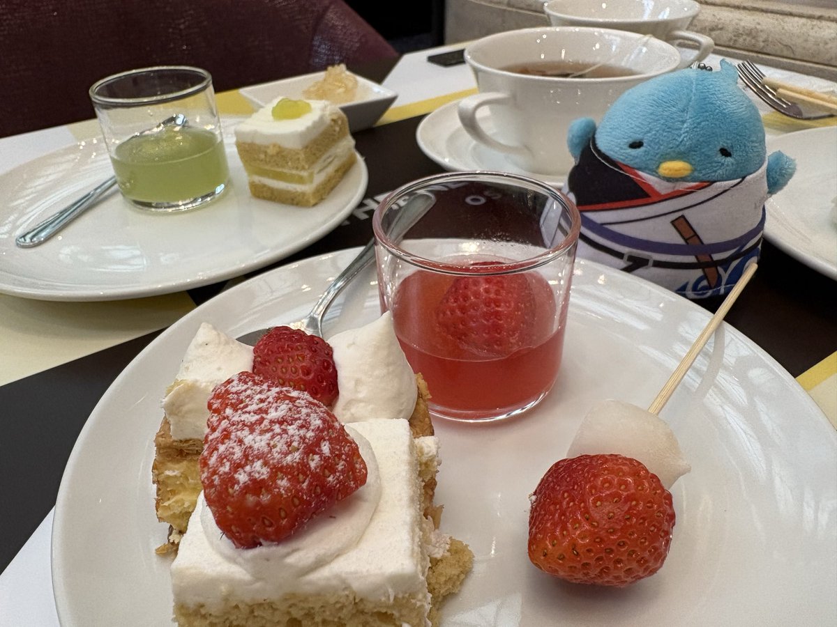 Fuminn1010's tweet photo. めっちゃ久しぶりの推し活💕
大好きないちご🍓のビュッフェをちゅん時と💕 https://t.co/CKBSzmyuXn