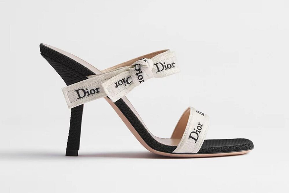 ディオール“Dior刺繍入り”モノトーンリボンの新作バレエシューズ