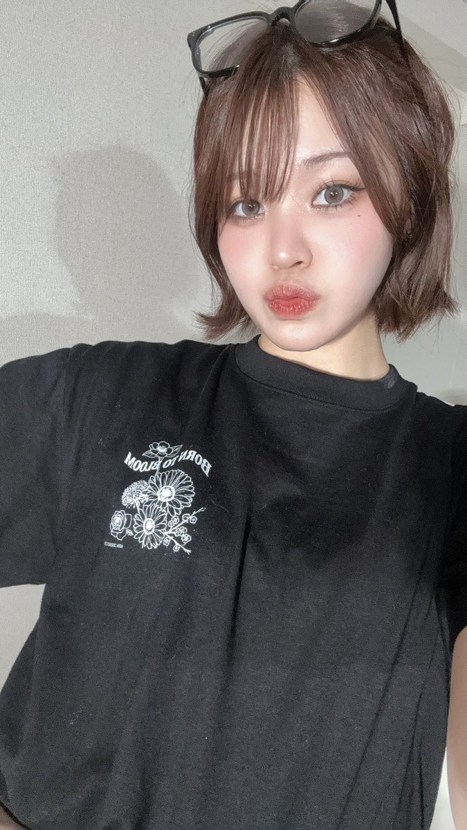 KARINのバースデーを記念した
限定Tシャツ✨️

SUINAは
それぞれのメンバーが思う“KARIN”をイメージした花を
5つ集めたデザインにしました🌸

限定Tシャツは
全部で5つのデザインがあるから
サイトを覗いて是非checkしてみてね！

🛍️ glitstore.buyshop.jp