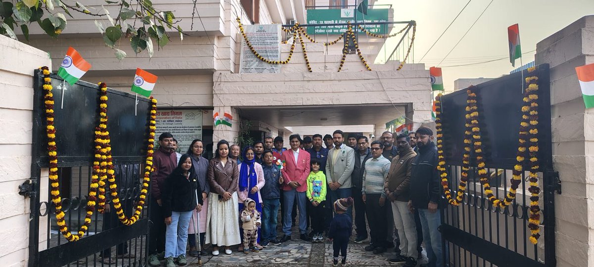FciLucknow's tweet photo. भा.खा.नि. मण्डल कार्यालय लखनऊ के प्रांगण में 77 वें गणतंत्र दिवस के शुभ अवसर पर मण्डल प्रबंधक महोदय श्री नितिन वर्मा द्वारा  तिरंगा फहराया गया| इस दौरान कार्यालय के सभी अधिकारी/कर्मचारियों के बीच मिष्ठान्न वितरण कर हर्षौल्लास के साथ खुशियाँ साझा की गईं|
@FCI_India
@FCI_NorthZone https://t.co/G6t3aFwXx3