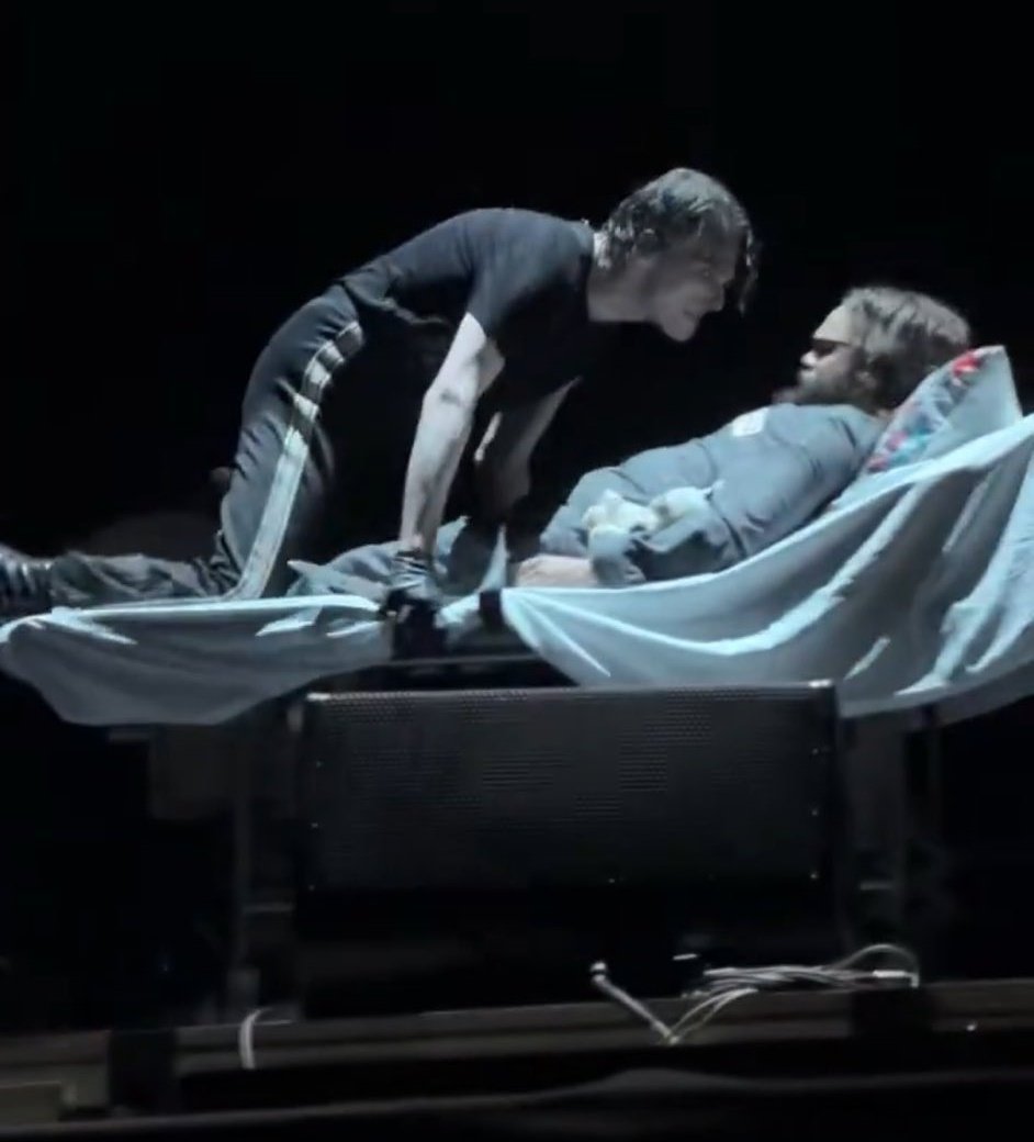 si pudiera pedir cualquier deseo en la vida seria reemplazarlo a él y q gerard way me mire así antes de sacarme las tripas