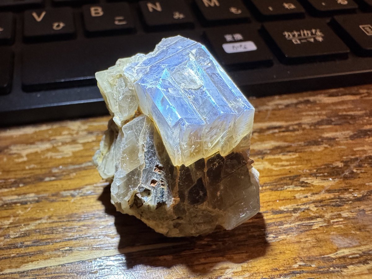 完全に趣味で買ったムーンストーン。
ショーケース標本ですが、売れると思って買っていません。店主が欲しかった。
少なくとも30年以上前の古い標本だそう。