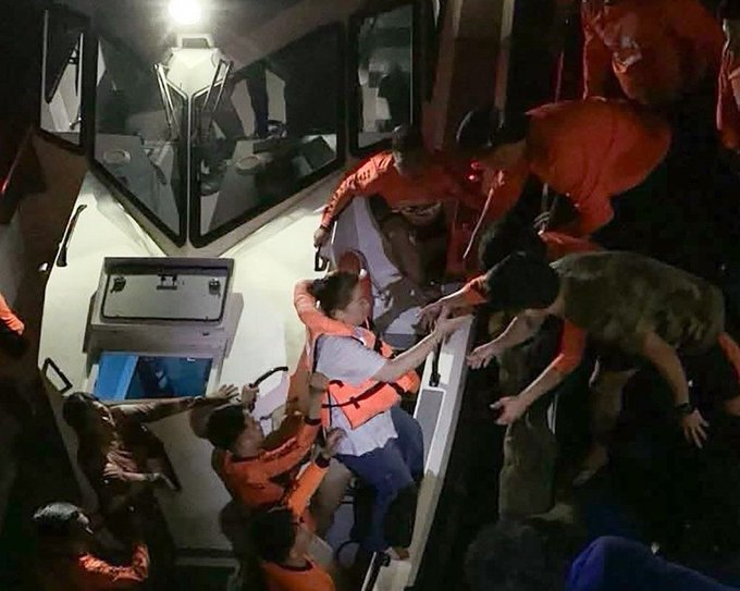 ferozwala's tweet photo. Death Toll Rises to 15
A ferry with more than 350 people onboard sank in the southern #Philippines, leaving at least 15 dead & 28 still missing, the coast guard said.
https://t.co/3gy8tr0j43
A passenger ferry sank off #Basilan, southern Philippines, killing at least 15 people & leaving dozens missing. The vessel, MV Trisha Kerstin 3, was travelling from Zamboanga City to Jolo when it went down. More than 300 passengers have been rescued, and search operations are ongoing as authorities investigate the cause.