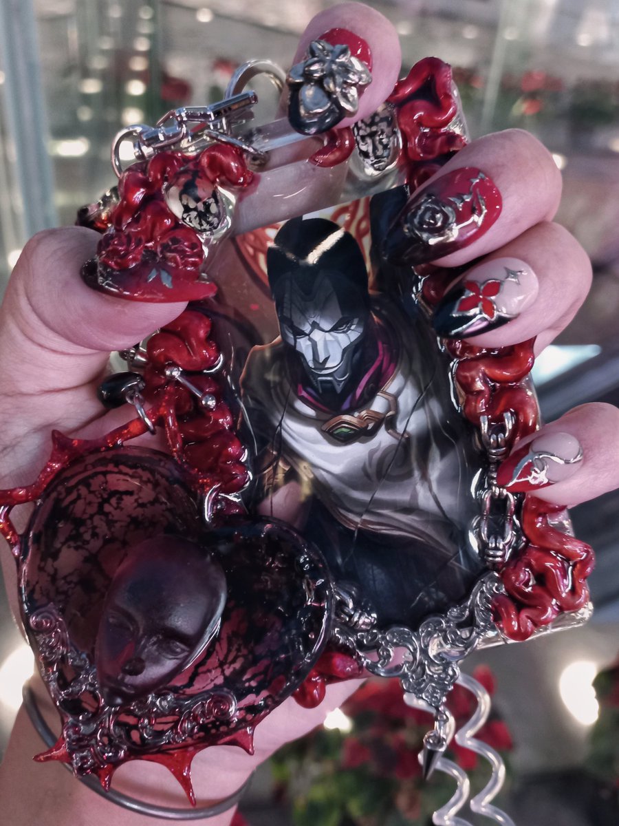 cherriimi's tweet image. look at my jhotocard holder its so cute ^_^ it matches my jhails too
(artist is mothswrath @ instagram pls check out their resin works) ❤️🥀