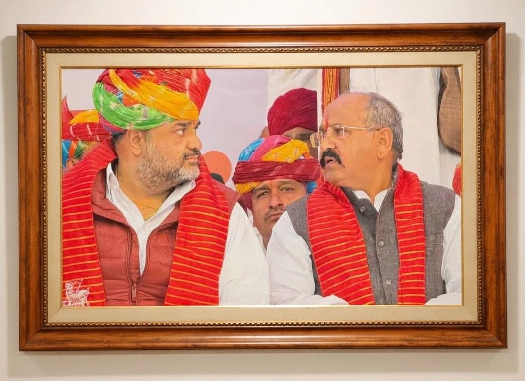 RakeshDayma_'s tweet photo. आदमी सरपंच का पद छोड़ने में हिचकिचा जाता है...!!!

लेकिन आपके बेटे प्रहलाद गुंजल ने जब क़ौम के ऊपर गोलियां चल रही थी तो अपने पद को लात मार दी थी।

गुंजल साहब आप एक आवाज दे देना..

भगवान देवनारायण की सौगंध @dgurjarofficial  का पूरा खानदान आपके साथ खड़ा हो जाएगा..!!!

@PrahladGunjal

 ~ मेवाड़ के जनप्रिय नेता 
              धर्मवीर धीरज गुर्जर