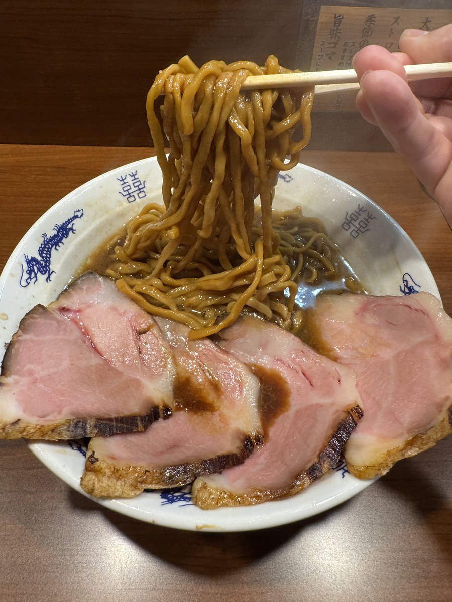 kudo_pon's tweet photo. わかりやすく麺2種類の写真を掲載！ 東京都のJR新橋駅から徒歩2分の場所にあるラーメン屋さん「ラーメンニキ」のチャーシューメンはチャーシュー2種類と麺2種類が入っているダブルハイブリッドラーメン。細麺とラーメン二郎系太麺を超絶ディープなスープでズズッとススる。濃さを楽しむ！ ライスあり🍚 https://t.co/YzpI6SNsWM