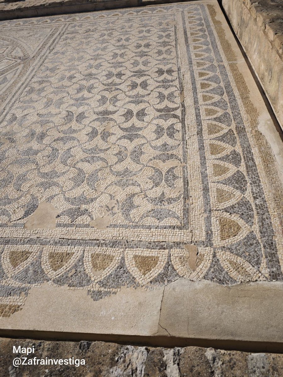 Zafrainvestiga's tweet photo. Los #mosaicos de Itálica, principalmente del siglo II d.C. son pavimentos decorativos creados mediante la técnica del opus tessellatum q consiste en la unión de #teselas, piezas de forma más o menos cúbica para formar imágenes hechas de rocas calcáreas
#MiradaMatemática
#GeoGebra https://t.co/idc0P2ZzAy
