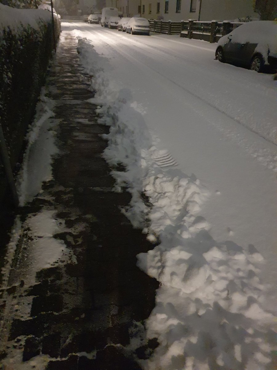 Ich habe erstmal den Schnee den es ,laut den Propheten der klimatischen Apokalypse, bei uns eigentlich gar nicht mehr gibt und auch nie mehr geben wird aus dem Weg geräumt. 
#Klimawandel #Schnee #Klima