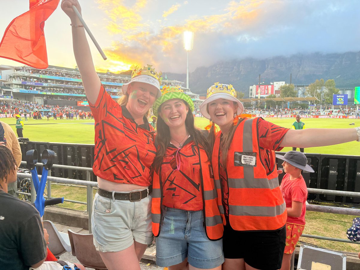 A core memory for three huge fans who came all the way from PE to support our orange team 🤩🧡