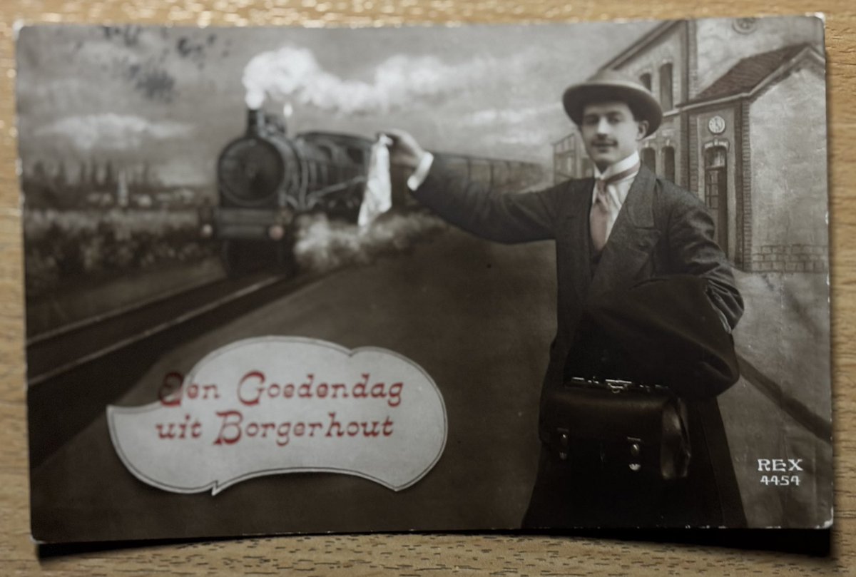 Erfgoed2140's tweet photo. 🚂📮 Borgerhout, 1920 → 2026

“Een goedendag uit Borgerhout” (1920).
Toen zwaaide men hoopvol naar de trein.
Deze week? Met vakbondsacties: plan vooruit, neem geduld mee en verwacht het onverwachte.
De tijden veranderen, de treinreiziger ook. 😉
  #Treinleven #Spoor #nmbs https://t.co/aGrYoRP8tr