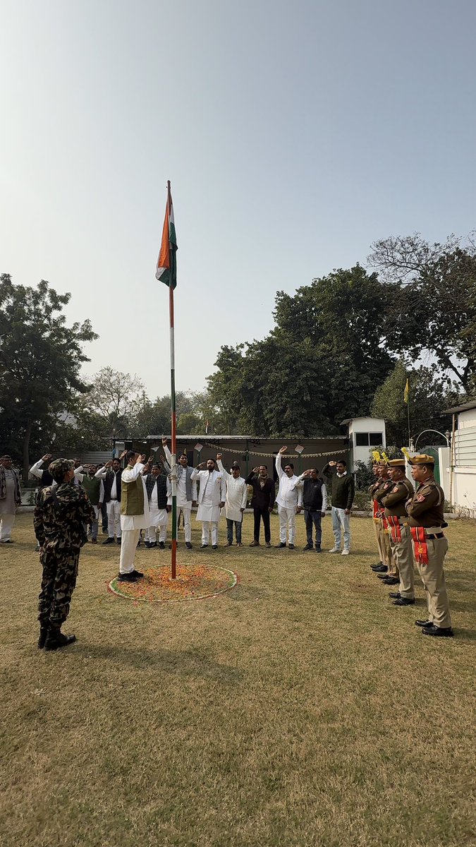 आज 77वें गणतंत्र दिवस के अवसर पर अपने 26 M स्ट्रैंड रोड स्थित सरकारी आवास पर ध्वजारोहण कर राष्ट्रीय ध्वज को सलामी दिया।

आज का यह पावन दिन हमें अपने कर्तव्यों का स्मरण कराता है और राष्ट्र निर्माण में योगदान देने की प्रेरणा देता है।

इस पावन अवसर पर आप सभी देशवासियों को गणतंत्र