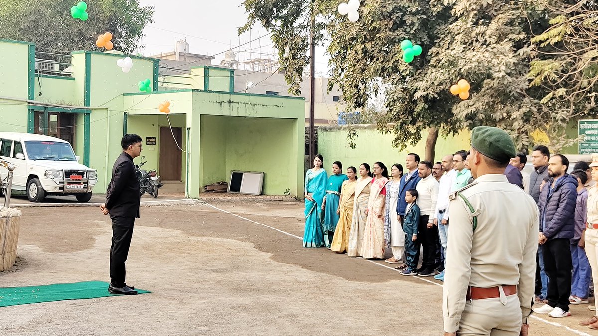 राष्ट्रीय पर्व गणतंत्र दिवस 2026 के अवसर पर वनमण्डलाधिकारी बलौदाबाजार श्री धम्मशील गणवीर द्वारा वनमण्डल कार्यालय में तिरंगा फहराया गया। इस अवसर पर उन्होंने सभी अधिकारी एवं वनकर्मियों को संबोधित करते हुए शुभकामनाएं दीं।