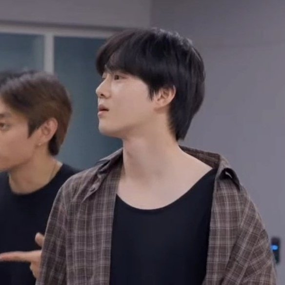 김준면 저거 머리 한 톨 절대 안 가라앉는거 개귀여워