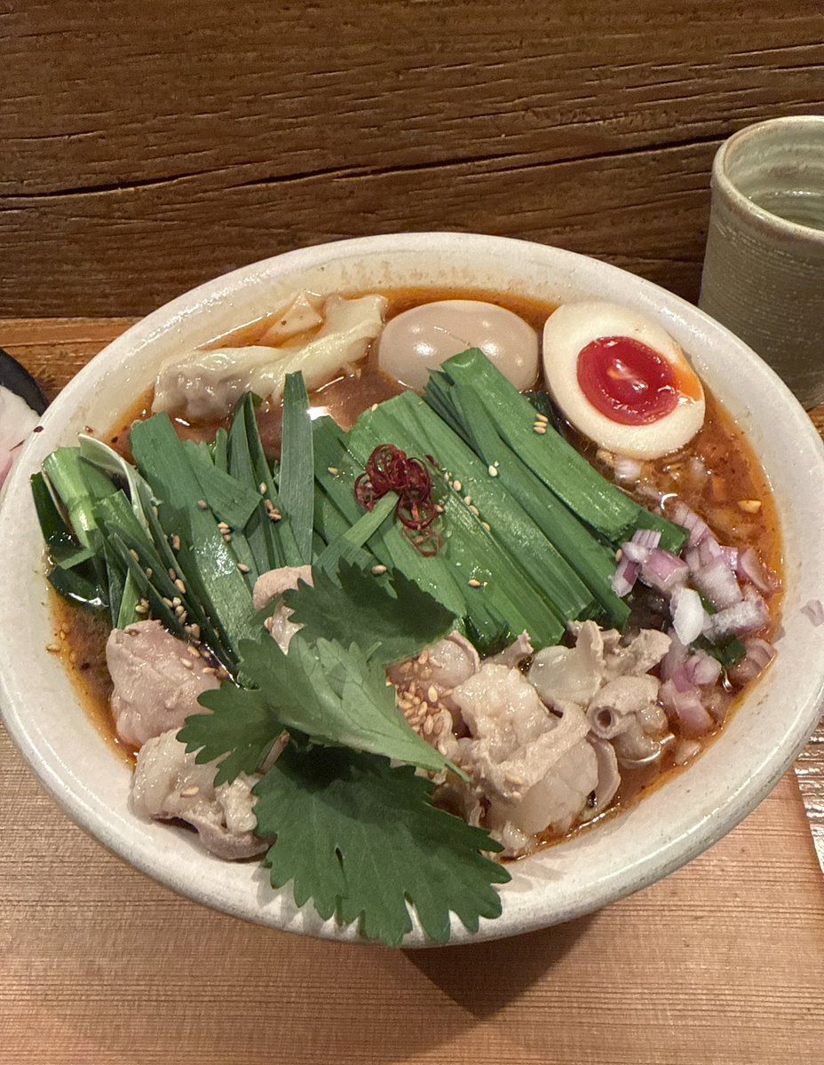p_butayaro's tweet image. Homemade Ramen 麦苗 さんの黒毛和牛のもつにらあ+チャーシュー盛+味玉+黒豚飯
およそ半年振りの訪問。今回は冬季限定をマースーラーMIXで。辛味、酸味、痺れが絶妙なバランスのメチャうまスープ✨具材も丁寧に仕上げられており、チャーシューも絶品。非常にハイレベルな一杯だった❗️ご馳走様でした😋