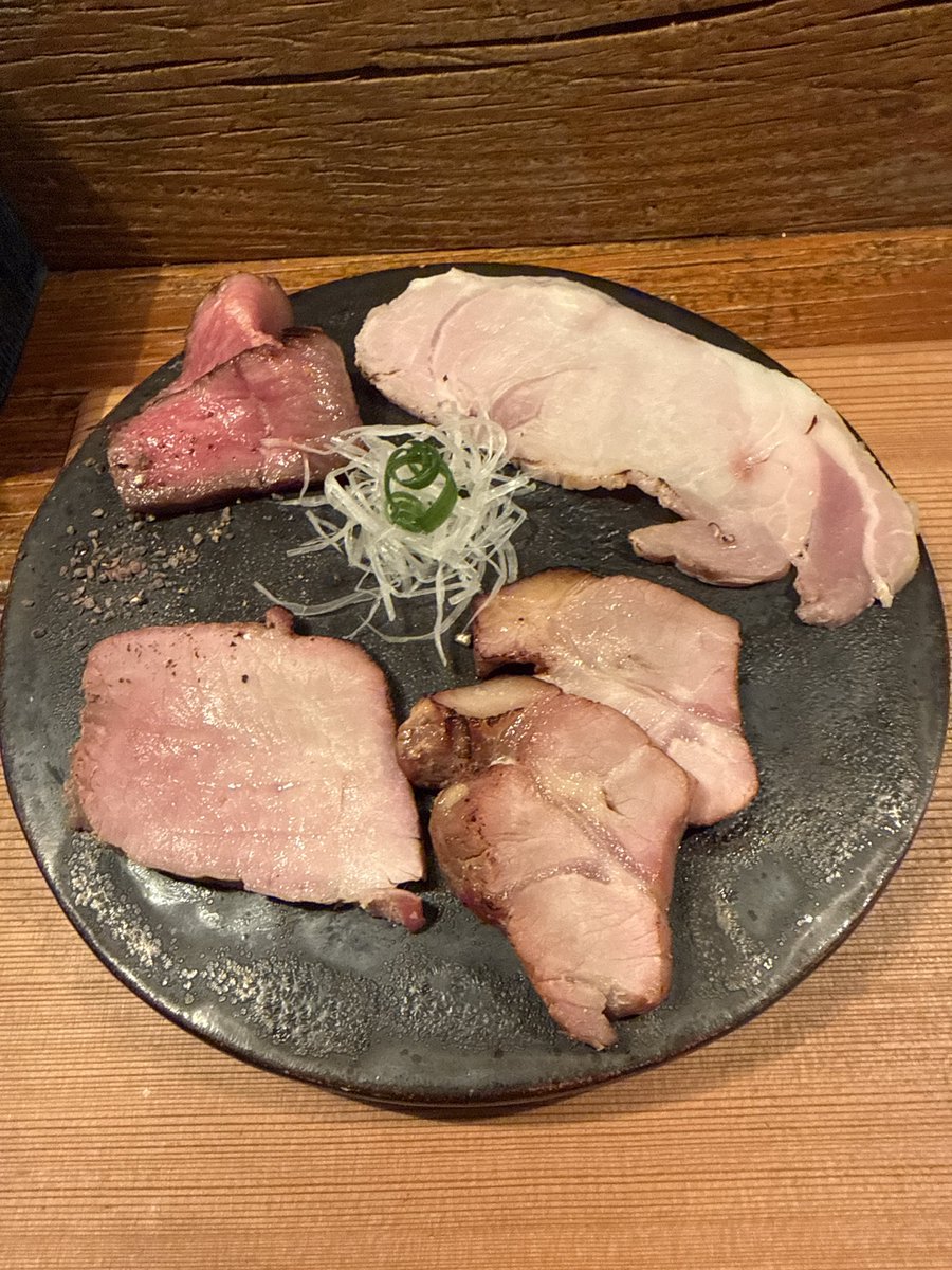 p_butayaro's tweet image. Homemade Ramen 麦苗 さんの黒毛和牛のもつにらあ+チャーシュー盛+味玉+黒豚飯
およそ半年振りの訪問。今回は冬季限定をマースーラーMIXで。辛味、酸味、痺れが絶妙なバランスのメチャうまスープ✨具材も丁寧に仕上げられており、チャーシューも絶品。非常にハイレベルな一杯だった❗️ご馳走様でした😋