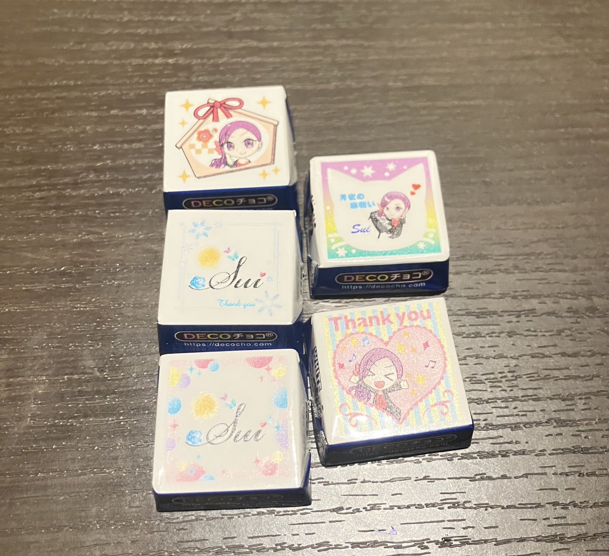 先週の木曜日にSuiさんの絵馬チョコ🍫をGET ついペロっと食べちゃいましたが写真撮っといて良かった 全5種類買うと¥500 1コインでわかりやすくオリジナルDECOチョコが手に入ります  ぜひライブの際は物販で🍫🧚‍♀️