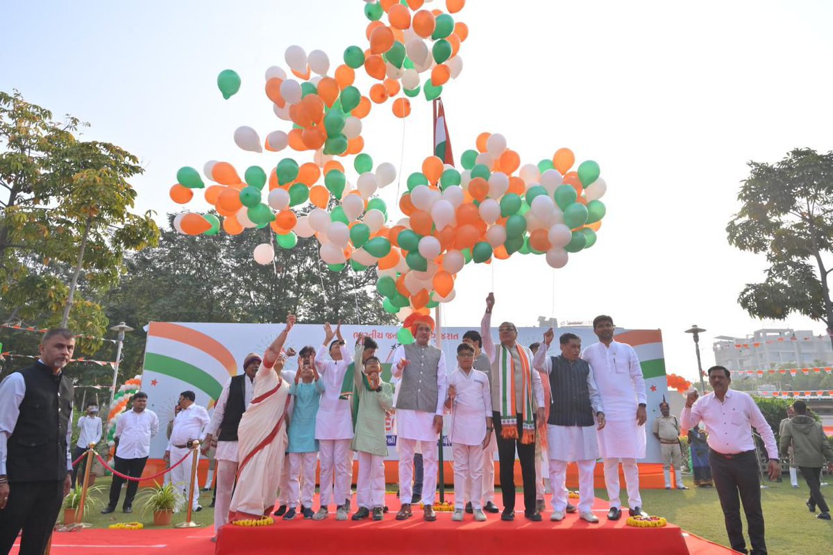 iJagdishBJP's tweet photo. આપણું ગૌરવ, આપણી શાન - આપણો તિરંગો! 

77મા પ્રજાસત્તાક પર્વની ઉજવણીના ભાગરૂપે આજે પ્રદેશ કાર્યાલય 'શ્રી કમલમ્' ખાતે ધ્વજવંદન કરી દેશના વીર શહીદો અને બંધારણના ઘડવૈયાઓને નમન કર્યા.

રાષ્ટ્રપ્રથમની ભાવના સાથે લોકશાહીના આ મહાપર્વ પર આવો આપણે દેશની એકતા અને અખંડિતતાને વધુ સુદૃઢ બનાવવાના શપથ લઈએ અને સાથે મળીને 'વિકસિત ભારત @ 2047'ના લક્ષ્યને સિદ્ધ કરવા કટિબદ્ધ થઈએ.

ભારત માતા કી જય 
વંદે માતરમ્