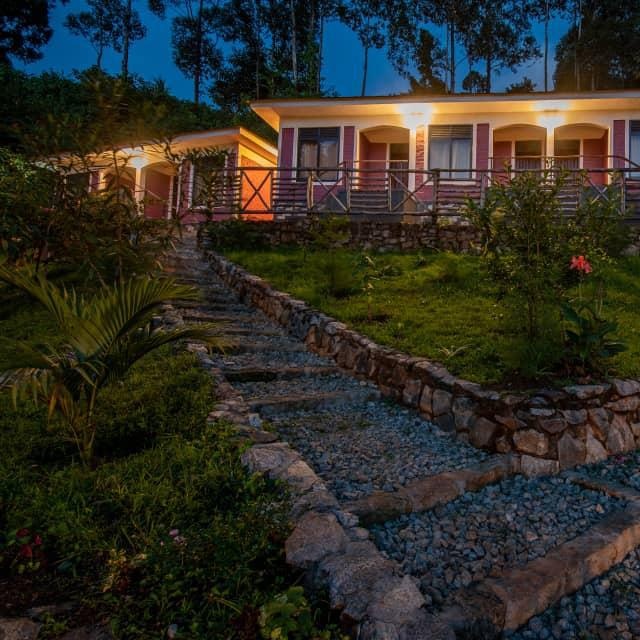 Kwikiriza_Jed's tweet image. Book your stay at any of these lodges for an amazing experience 
Frame 1 .@rubalikalodges, 📍@FortPortalCity1 #Kibaleforest
Frame 2 .@view_nyanja 📍  Fortportal 
Frame 3 .@tembo_lodge 📍 Kasese Katunguru QENGP
Frame 4 .@MiseCave, 📍Sipi, Kapchorwa