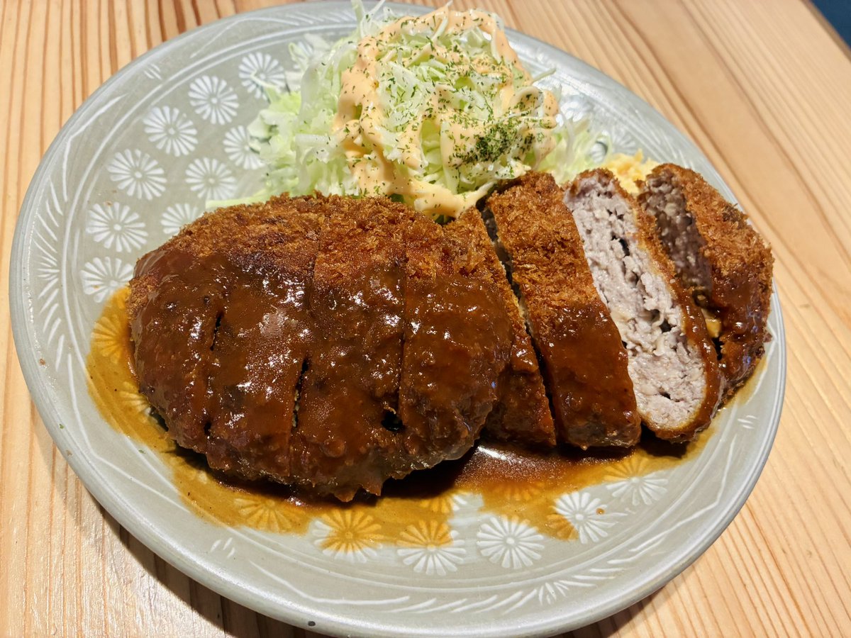 ミンチかつ定食サイズ選べるようにしました！
Lサイズ(100g×2個) 1600円
Mサイズ(80g×2個) 1300円
Sサイズ(60g×2個) 1000円

サイズ選べるとちょっと嬉しいですよね☺️
テイクアウトも対応してます

よろしくお願いしますー🙇🏻
※写真はLサイズ(100g×2個)