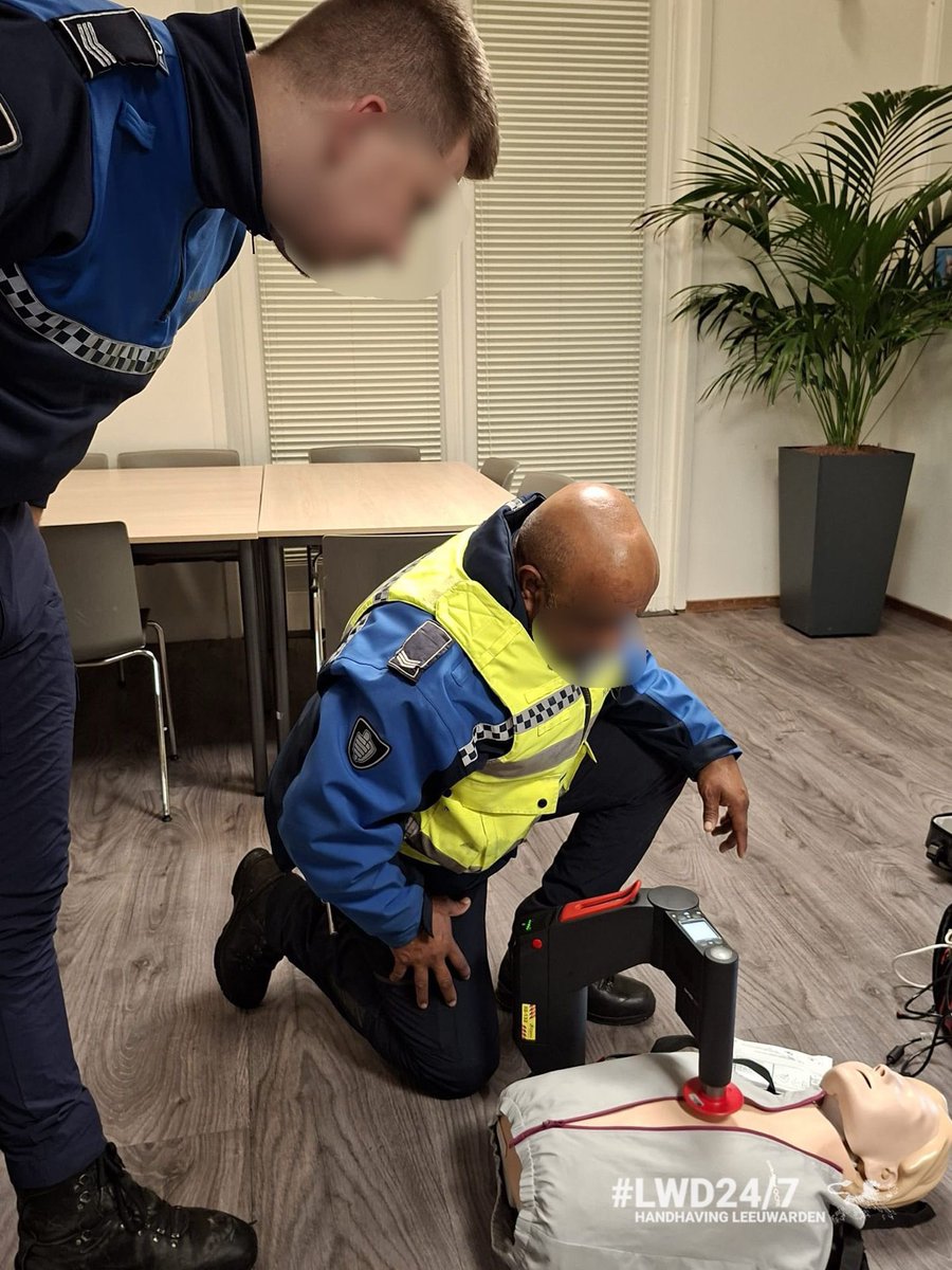2/2 laten zien waar bepaalde apparatuur zich in de ambulance bevindt en hoe deze wordt gebruikt. Daarnaast hebben wij hier zelf mee mogen oefenen op oefenpoppen.

Het waren zeer interessante en leerzame avonden.

#Samenwerken #Ambulance #Handhaving #Leeuwarden