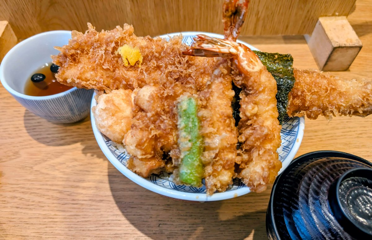 旅行客が激減したせいか、いつも超行列だった店が小行列くらいになっていて無事入れました。よい天丼でした