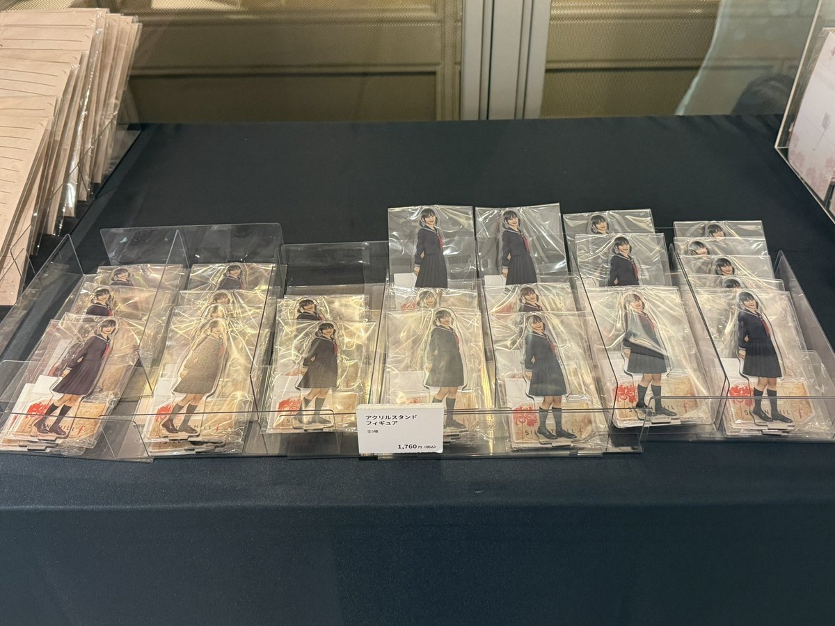 渋谷、千鶴屋商店リベンジ！！ 赤いカプセルあったぁー！！！ あとは