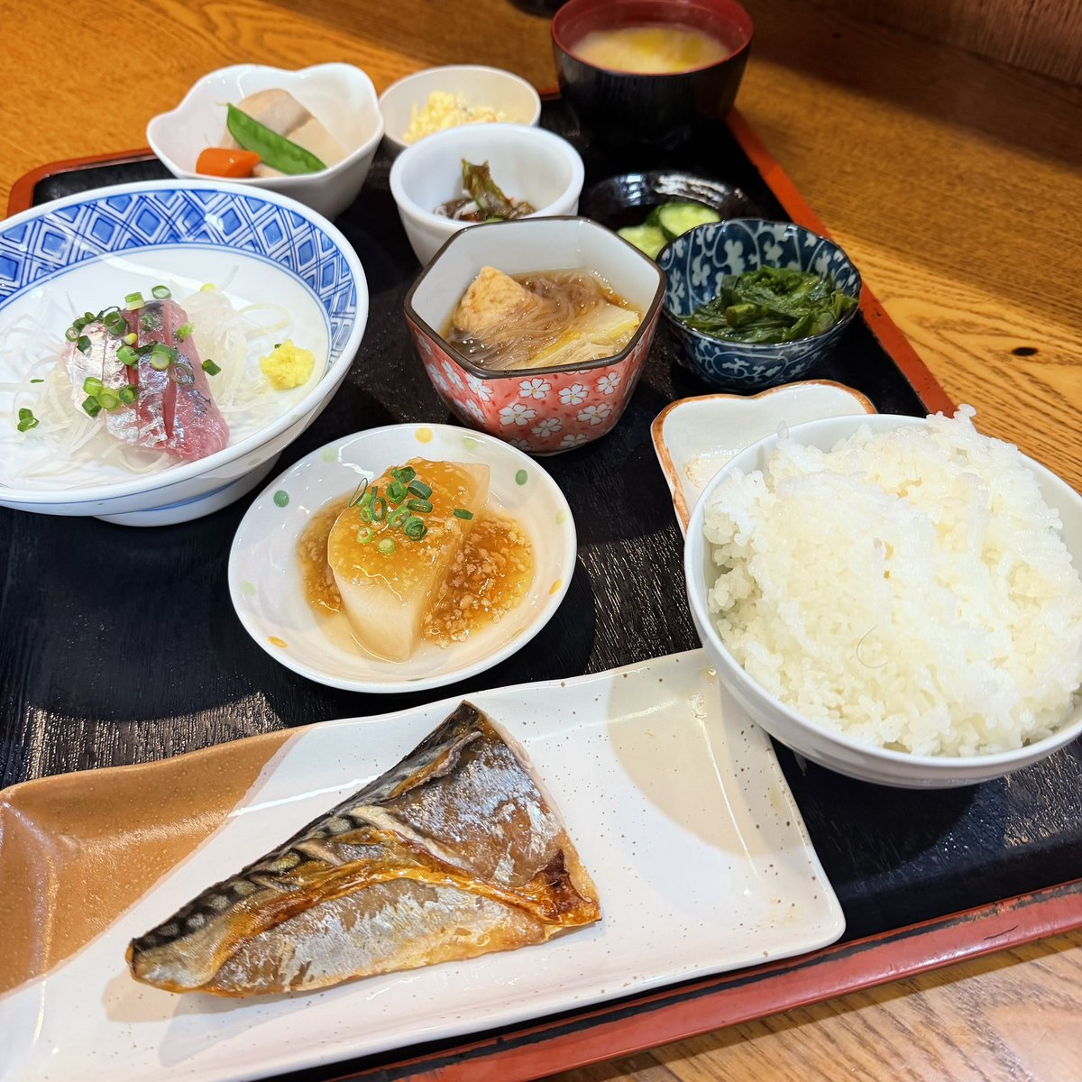 nikonf4's tweet photo. #本日のランチ
おすすめセット 1078円
#安房鴨川  食処 #家紋
自分カニカマ好きではないけれど、
素晴らしいコスパに負けましたw
#鴨川市 #ランチ #飯テロ #定食 #焼魚 https://t.co/Fp2oHR5IAZ