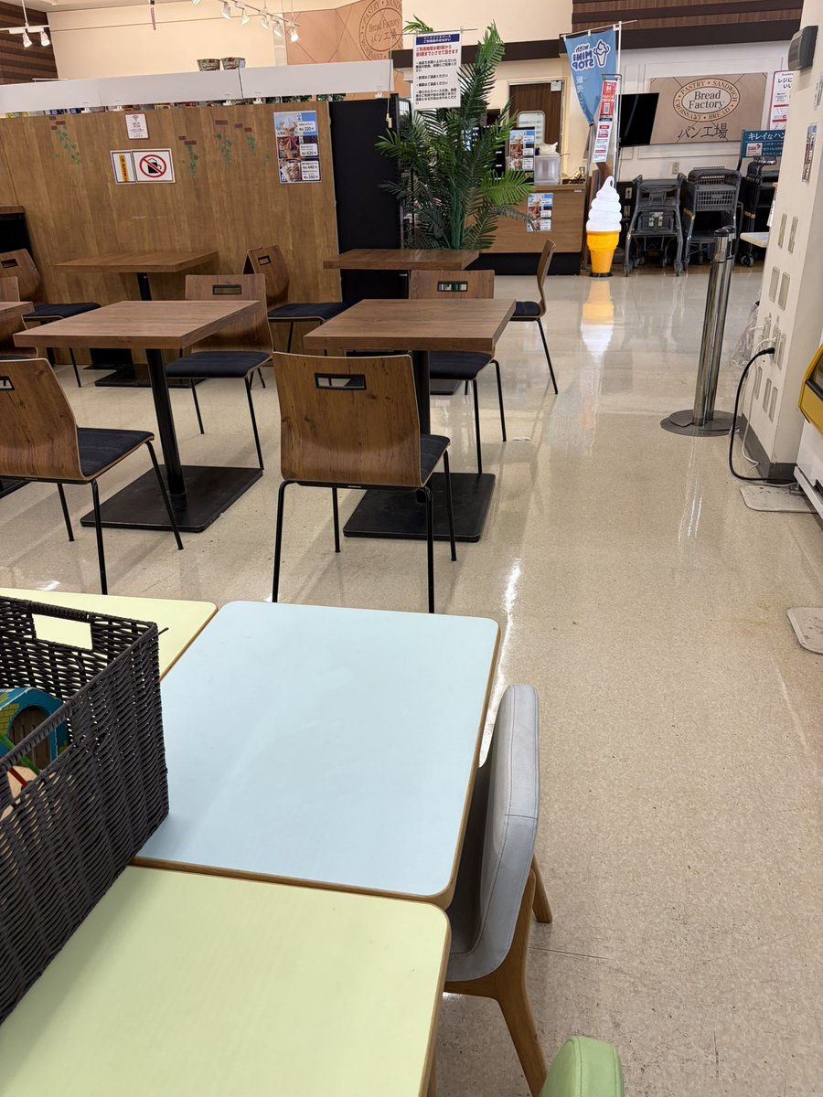 hojinren's tweet photo. マックスバリュ田無芝久保店(芝久保町1-12-5)でもフードドライブにご協力いただいています😊店内のイートインスペース付近にボックスがあります。
お近くにお越しの際はぜひご協力ください✨
#西東京市 #フードドライブ #子ども食堂 #西東京市社会福祉法人連絡会 #SDGs https://t.co/VhHgLgNY0G