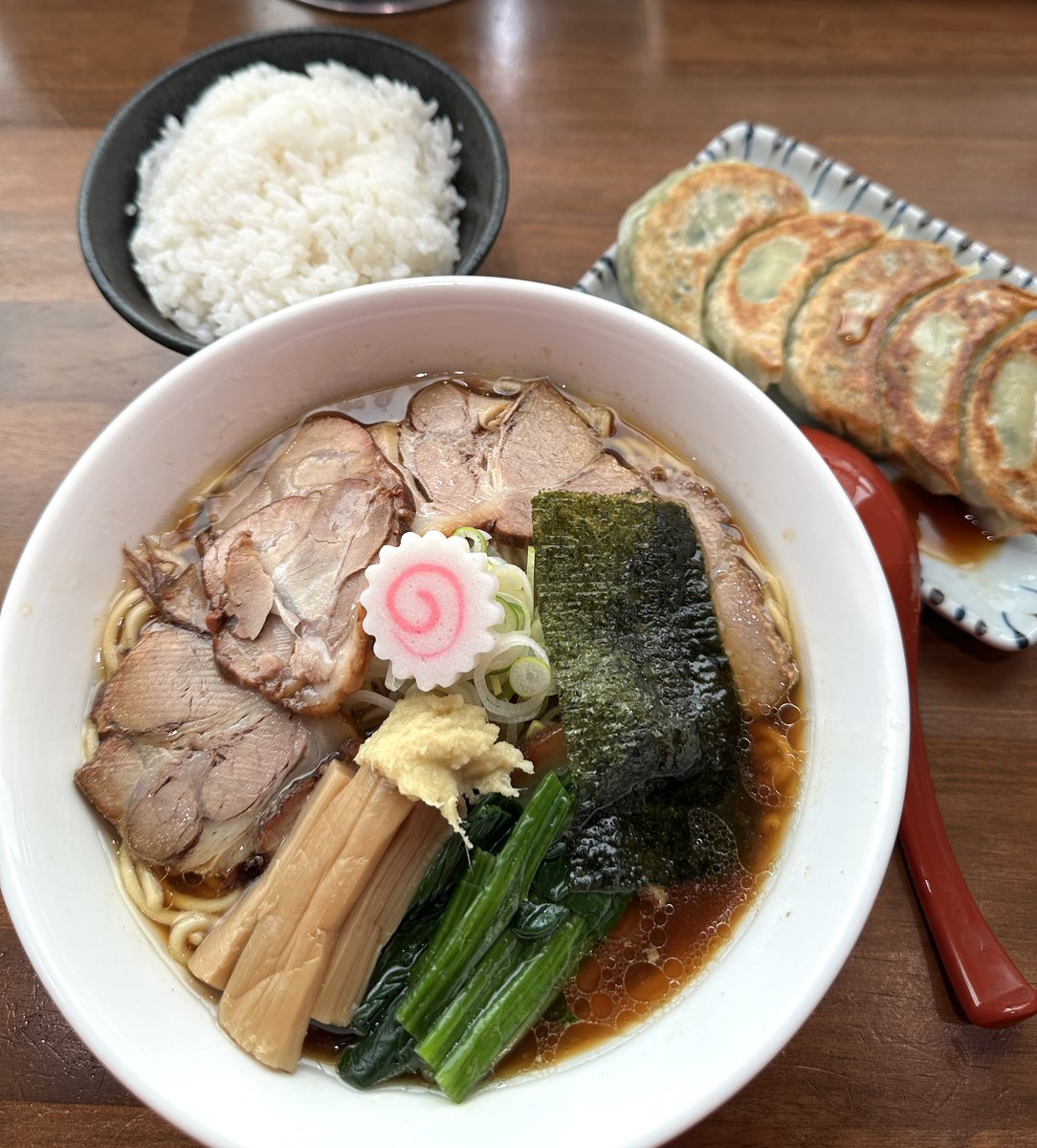 _tamukei's tweet image. 五代目むじゃき
　@ 那珂市竹ノ内

※限定
　生姜醤油
　　チャーシューメン
※焼き餃子🥟
※ライス🍚

気温が下がり今日
食べるラーメンは決まった🍜身体の中から生姜で温めて寒さ対策を！チャーシューが多いのでライスを頬張る楽しみが有りイイネ👍
餃子の焼き色が食欲を
そそるね🥟腹パン🍞ゴチ