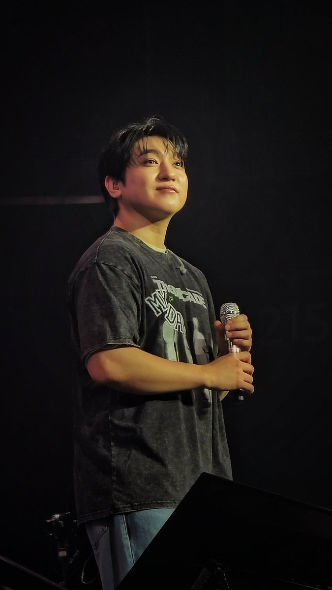 starlitmoo6178's tweet photo. Reposting this photo I have taken without watermark, so that everyone can enjoy and for keeps and for phone wallpaper 🥹

"His eyes truly sparkling~" 🥺🥺

Please give credit if will be posting to other social media platforms~ 

#DAY6inManila #성진 #DAY6 https://t.co/9cu9MzH3gT
