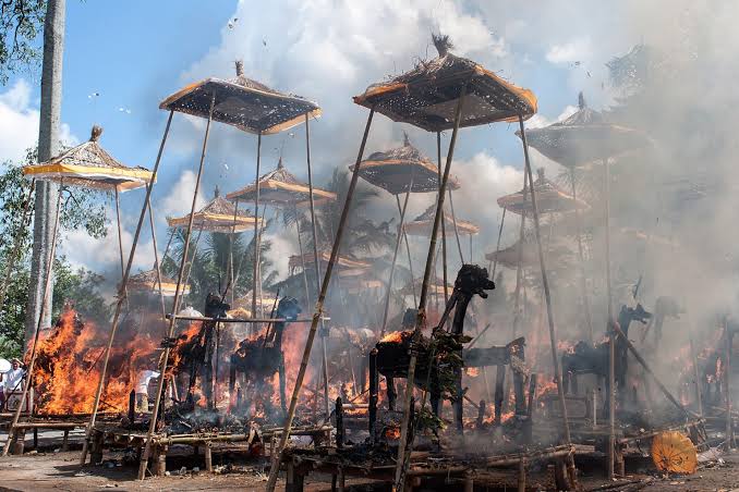 navipeth's tweet photo. @GitaGopinath we need your help in escalating huge #unrecognised #emissions from open / semi open pyres India

20,000kg wood is burnt in each city, each day for Blindfaith

These emissions travel 360 #earth

Huge CO2 PM2.5 is emitted

electrical pyres do exist in india https://t.co/41rwm4LBy5