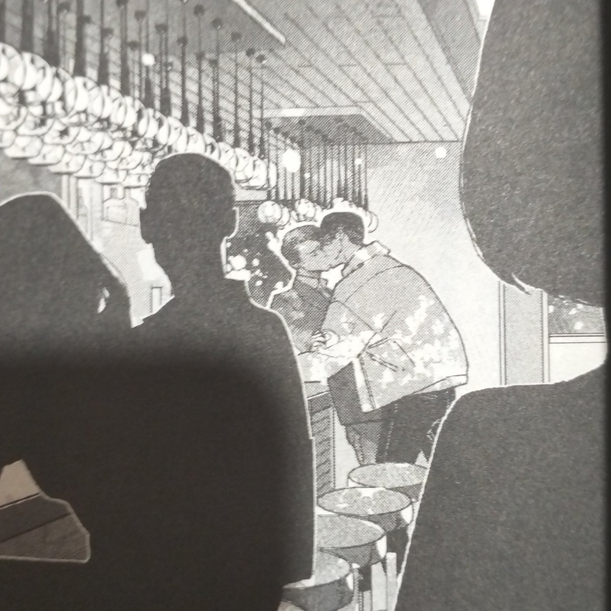 dear_xiaogui's tweet photo. just two homophobes kissing at a straight bar because they aren't gay https://t.co/FeIYioNwqs